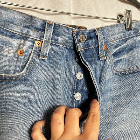 Levi’s 501 Light Wash Hidden Button Fly Raw Hem 100% Cotton Denim Jean Shorts 26 - Picture 3 of 6